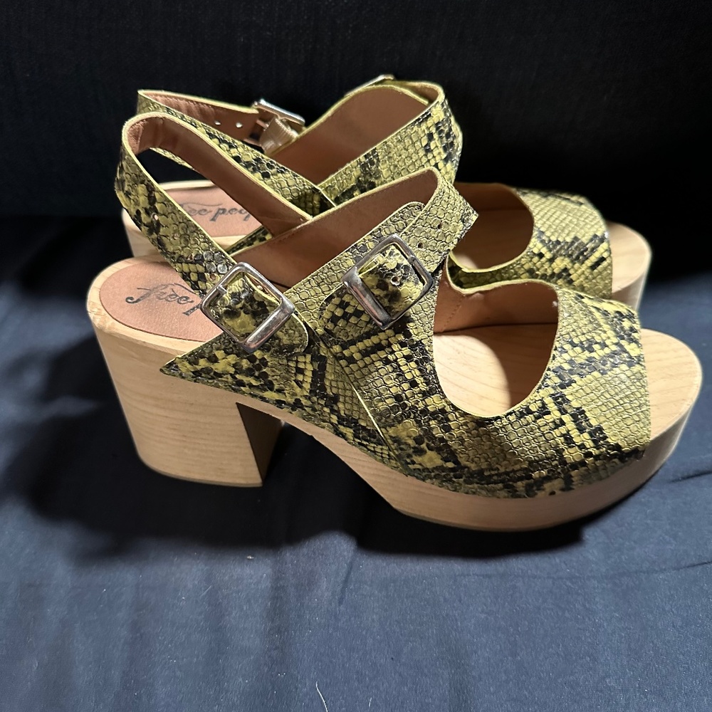 Free People Belems Wood Green Snakeskin Clogs Chunky Heels Size 41